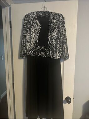 Jessica Howard Black Maxi Skirt with Black & White Paisley Jacket